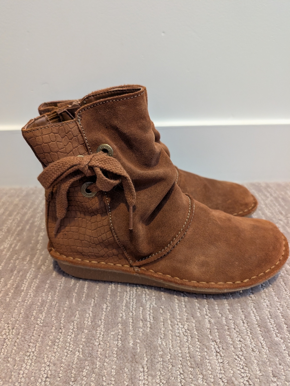 NWOT Women's Clarks Mocassin Style Boots